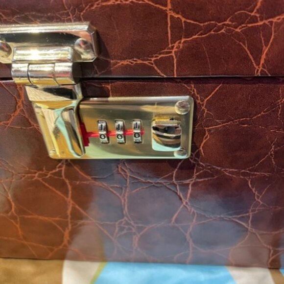 Nice! Bentony 1990's Alligator Embossed Travel Makeup Case with Lock  (NWOT) - Picture 6 of 16